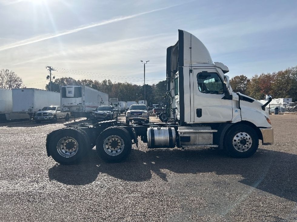 Day Cab Tractor-Heavy Duty Tractors-Freightliner-2021-T11664ST-Jackson-MS-690,800\n\t\tmiles-$ 28,750 - Image 8