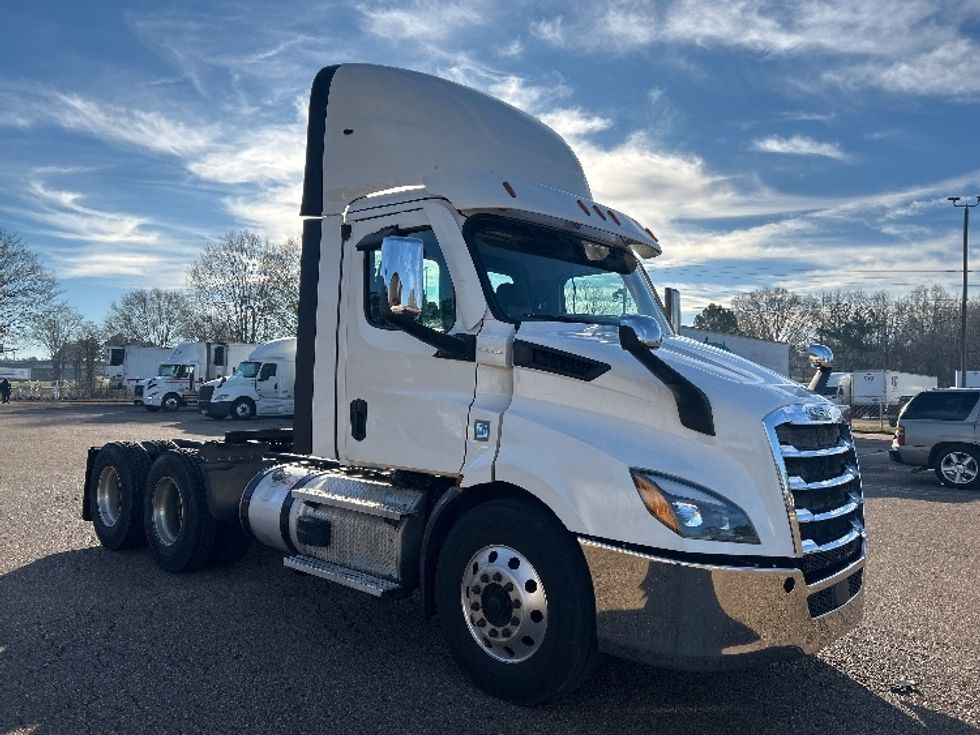 Day Cab Tractor-Heavy Duty Tractors-Freightliner-2021-T11664ST-Jackson-MS-705,000\n\t\tmiles-$ 28,750 - Image 1