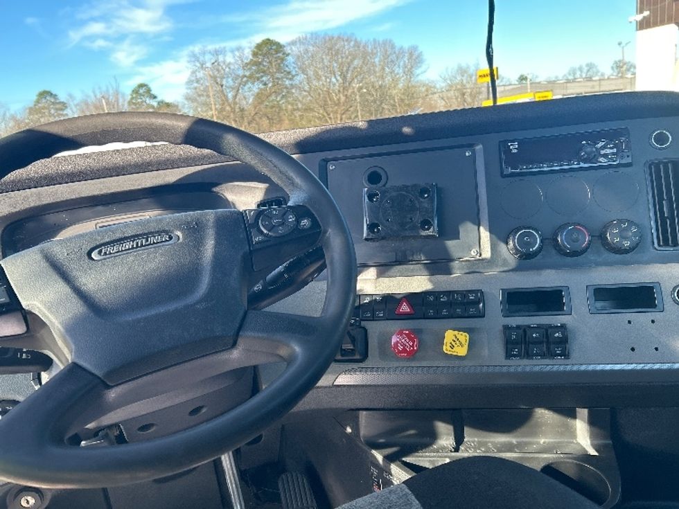 Day Cab Tractor-Heavy Duty Tractors-Freightliner-2021-T11664ST-Jackson-MS-705,000\n\t\tmiles-$ 28,750 - Image 11