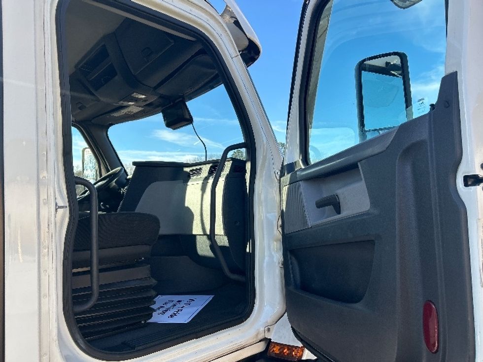 Day Cab Tractor-Heavy Duty Tractors-Freightliner-2021-T11664ST-Jackson-MS-705,000\n\t\tmiles-$ 28,750 - Image 12