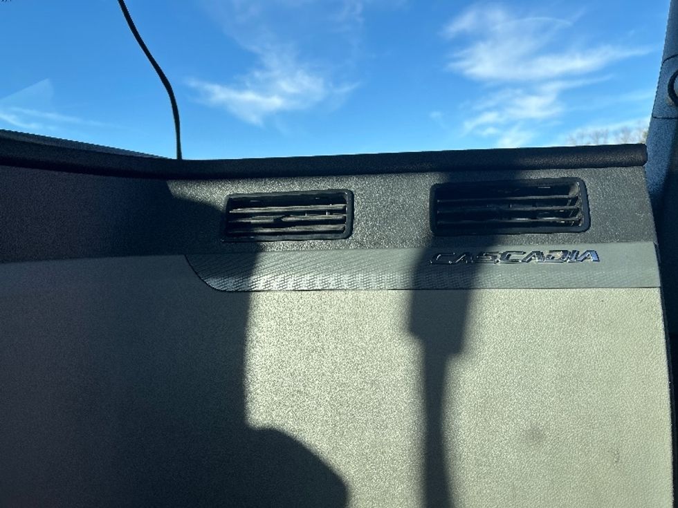 Day Cab Tractor-Heavy Duty Tractors-Freightliner-2021-T11664ST-Jackson-MS-705,000\n\t\tmiles-$ 28,750 - Image 13