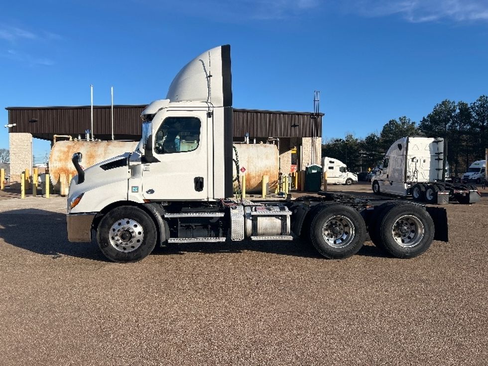 Day Cab Tractor-Heavy Duty Tractors-Freightliner-2021-T11664ST-Jackson-MS-705,000\n\t\tmiles-$ 28,750 - Image 4