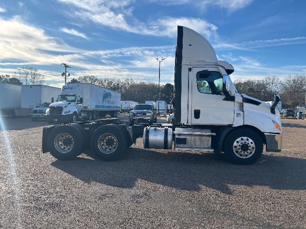 Day Cab Tractor-Heavy Duty Tractors-Freightliner-2021-T11664ST-Jackson-MS-705,000\n\t\tmiles-$ 28,750 - Image 8