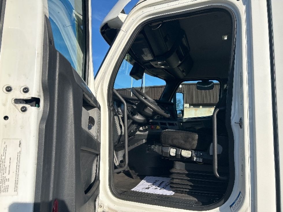 Day Cab Tractor-Heavy Duty Tractors-Freightliner-2021-T11664ST-Jackson-MS-705,000\n\t\tmiles-$ 28,750 - Image 9