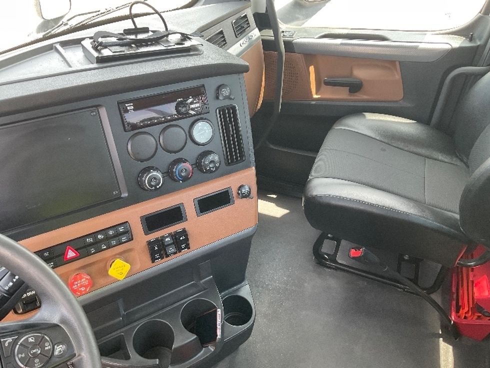 Day Cab Tractor-Heavy Duty Tractors-Freightliner-2021-T11664ST-Kansas City-MO-204,823\n\t\tmiles-$ 75,000 - Image 10