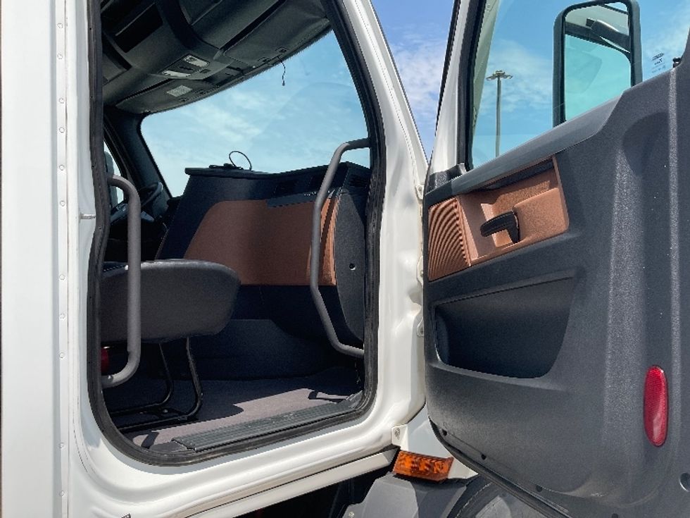 Day Cab Tractor-Heavy Duty Tractors-Freightliner-2021-T11664ST-Kansas City-MO-204,823\n\t\tmiles-$ 75,000 - Image 12