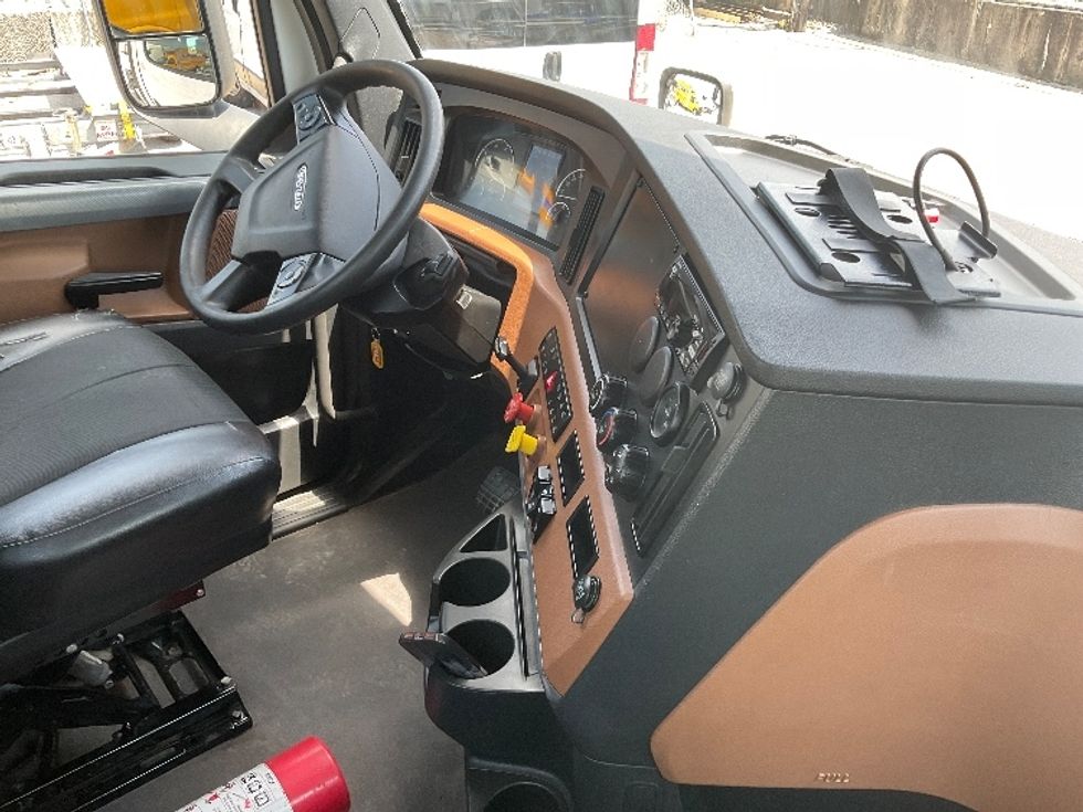 Day Cab Tractor-Heavy Duty Tractors-Freightliner-2021-T11664ST-Kansas City-MO-204,823\n\t\tmiles-$ 75,000 - Image 14