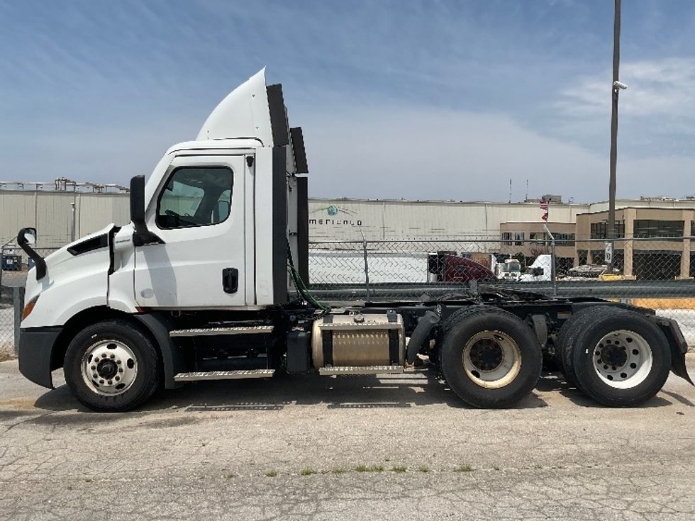 Day Cab Tractor-Heavy Duty Tractors-Freightliner-2021-T11664ST-Kansas City-MO-204,823\n\t\tmiles-$ 75,000 - Image 4