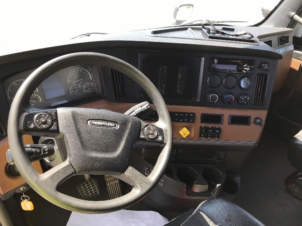 Day Cab Tractor-Heavy Duty Tractors-Freightliner-2021-T11664ST-Kansas City-MO-285,345\n\t\tmiles-$ 62,000 - Image 11