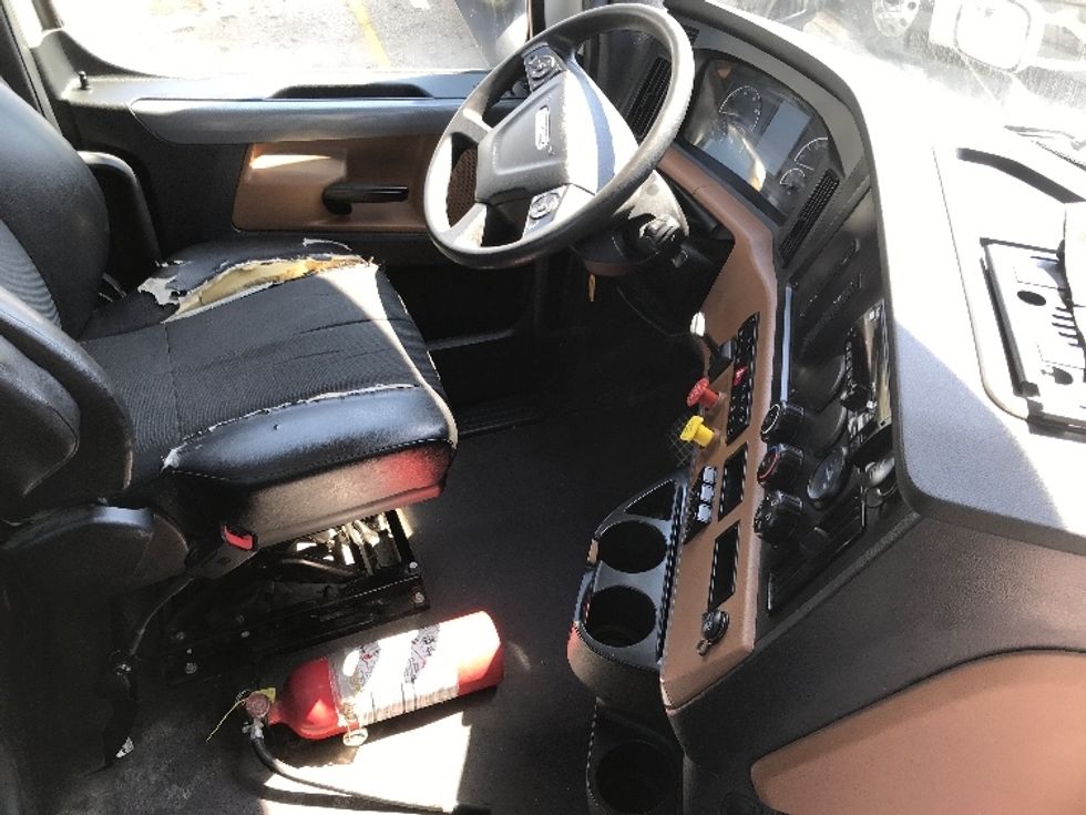 Day Cab Tractor-Heavy Duty Tractors-Freightliner-2021-T11664ST-Kansas City-MO-285,345\n\t\tmiles-$ 62,000 - Image 14