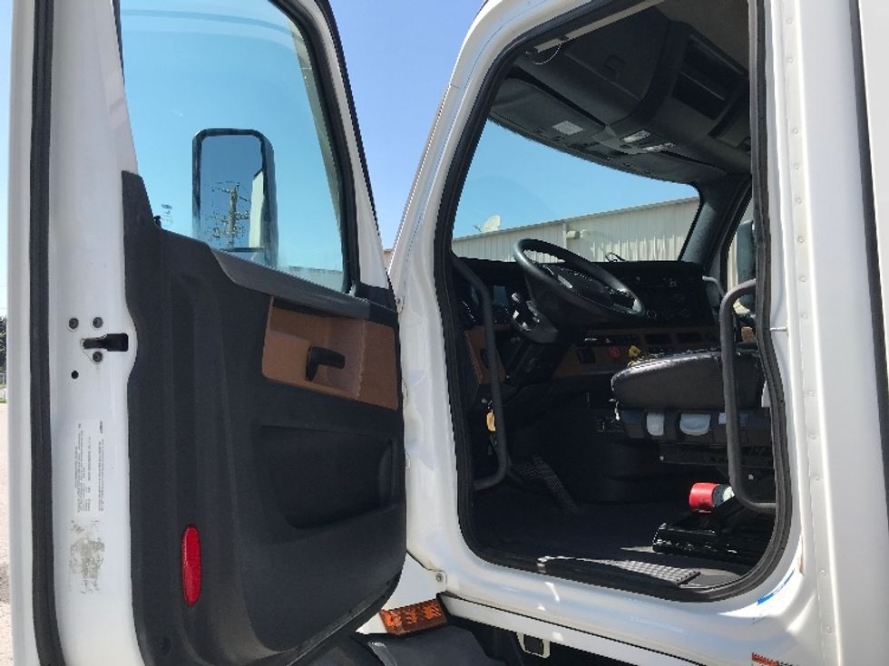 Day Cab Tractor-Heavy Duty Tractors-Freightliner-2021-T11664ST-Kansas City-MO-285,345\n\t\tmiles-$ 62,000 - Image 9