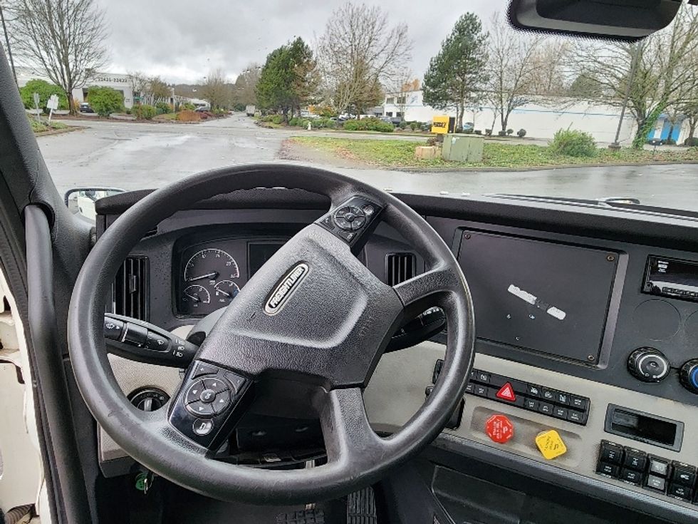 Day Cab Tractor-Heavy Duty Tractors-Freightliner-2021-T11664ST-Kent-WA-333,750\n\t\tmiles-$ 63,000 - Image 11