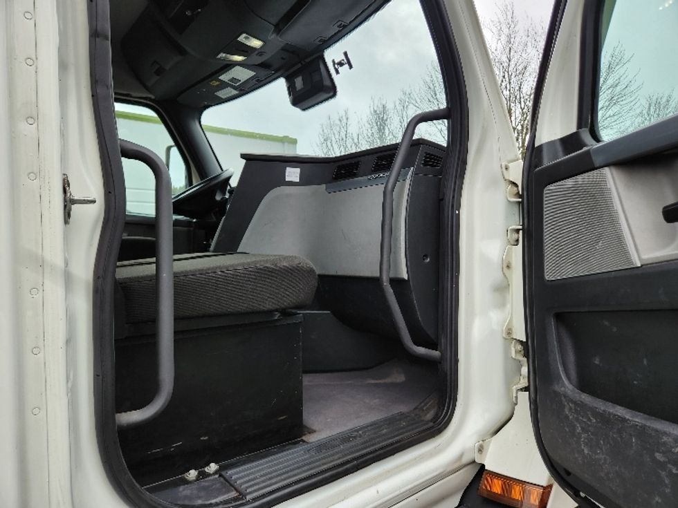 Day Cab Tractor-Heavy Duty Tractors-Freightliner-2021-T11664ST-Kent-WA-333,750\n\t\tmiles-$ 63,000 - Image 12