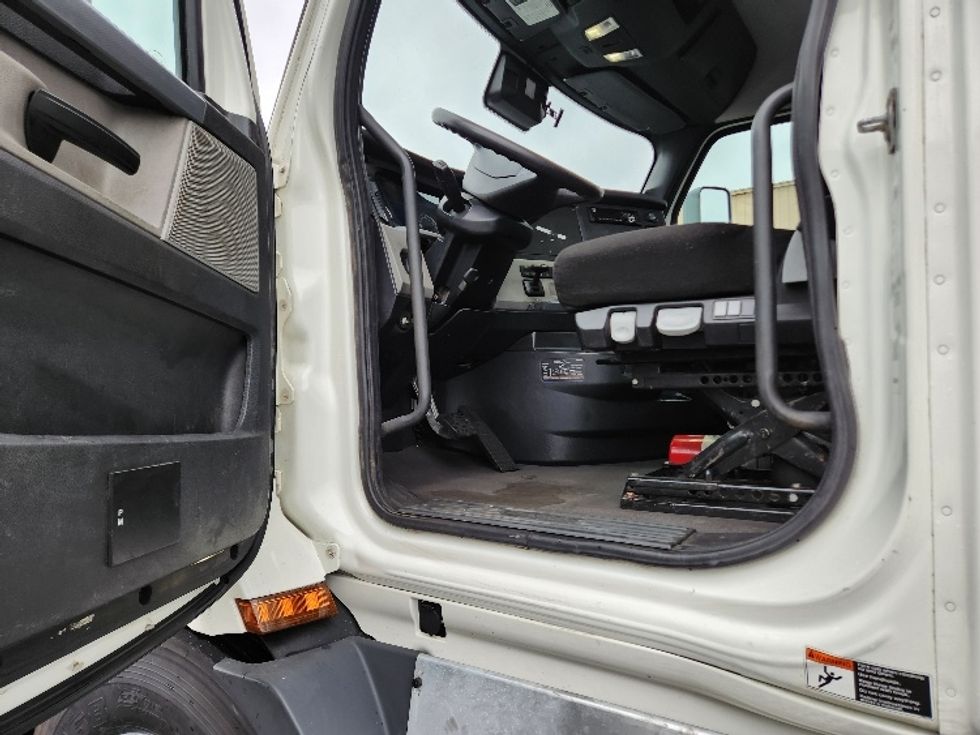 Day Cab Tractor-Heavy Duty Tractors-Freightliner-2021-T11664ST-Kent-WA-333,750\n\t\tmiles-$ 63,000 - Image 9