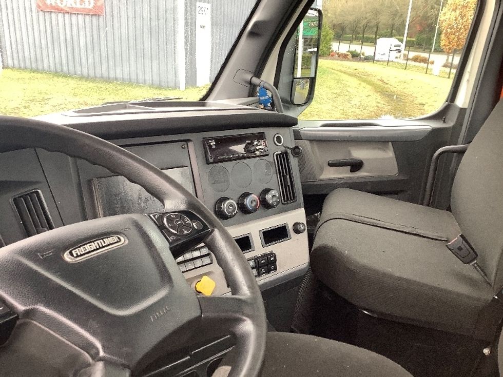 Day Cab Tractor-Heavy Duty Tractors-Freightliner-2021-T11664ST-Kent-WA-397,129\n\t\tmiles-$ 57,250 - Image 10