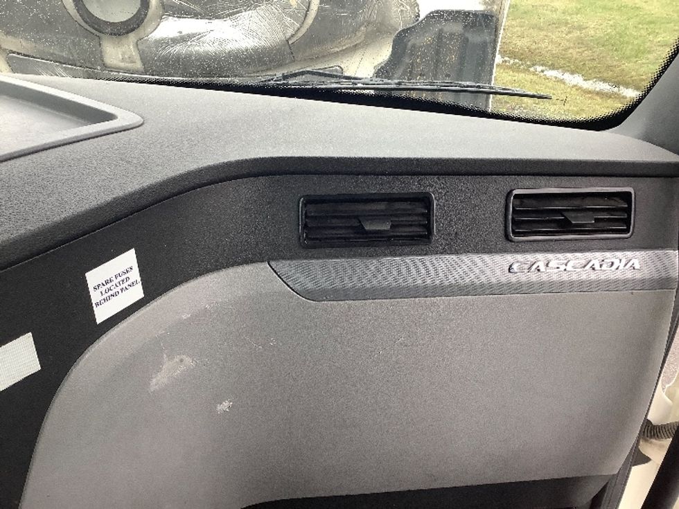 Day Cab Tractor-Heavy Duty Tractors-Freightliner-2021-T11664ST-Kent-WA-397,129\n\t\tmiles-$ 57,250 - Image 13