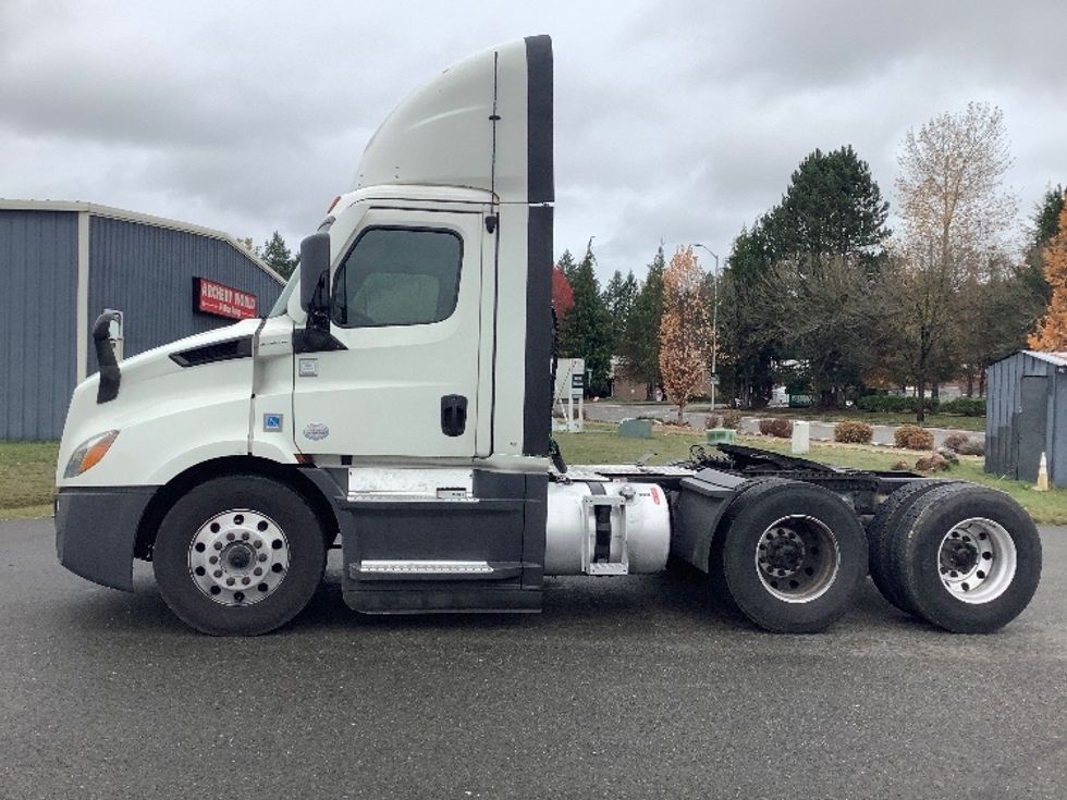 Day Cab Tractor-Heavy Duty Tractors-Freightliner-2021-T11664ST-Kent-WA-397,129\n\t\tmiles-$ 57,250 - Image 4