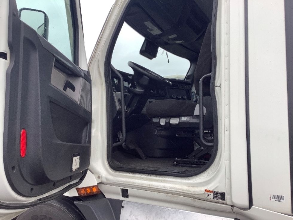 Day Cab Tractor-Heavy Duty Tractors-Freightliner-2021-T11664ST-Kent-WA-397,129\n\t\tmiles-$ 57,250 - Image 9