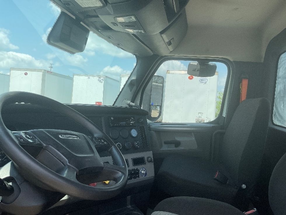 Day Cab Tractor-Heavy Duty Tractors-Freightliner-2021-T11664ST-La Porte-IN-520,095\n\t\tmiles-$ 36,750 - Image 10