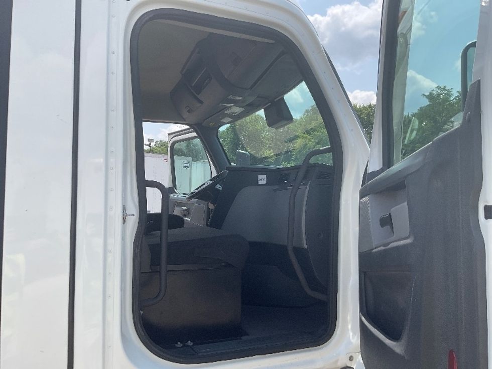 Day Cab Tractor-Heavy Duty Tractors-Freightliner-2021-T11664ST-La Porte-IN-520,095\n\t\tmiles-$ 36,750 - Image 12