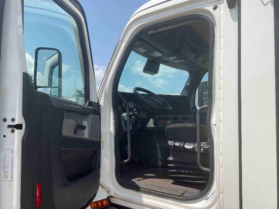 Day Cab Tractor-Heavy Duty Tractors-Freightliner-2021-T11664ST-La Porte-IN-520,095\n\t\tmiles-$ 36,750 - Image 9