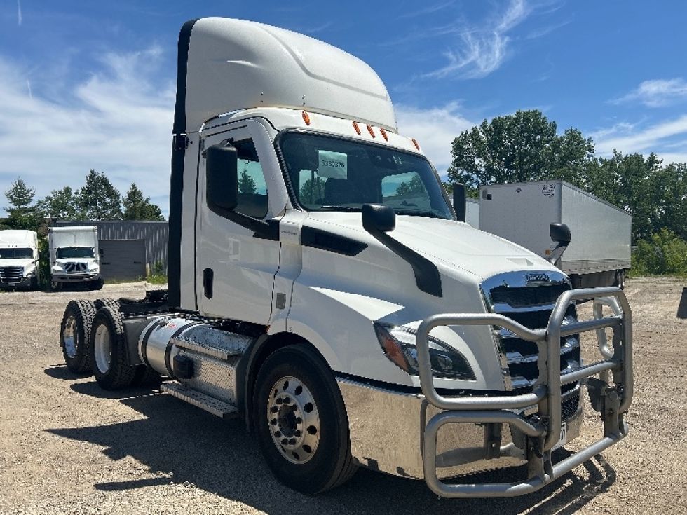 Day Cab Tractor-Heavy Duty Tractors-Freightliner-2021-T11664ST-La Porte-IN-595,760\n\t\tmiles-$ 29,500 - Image 1