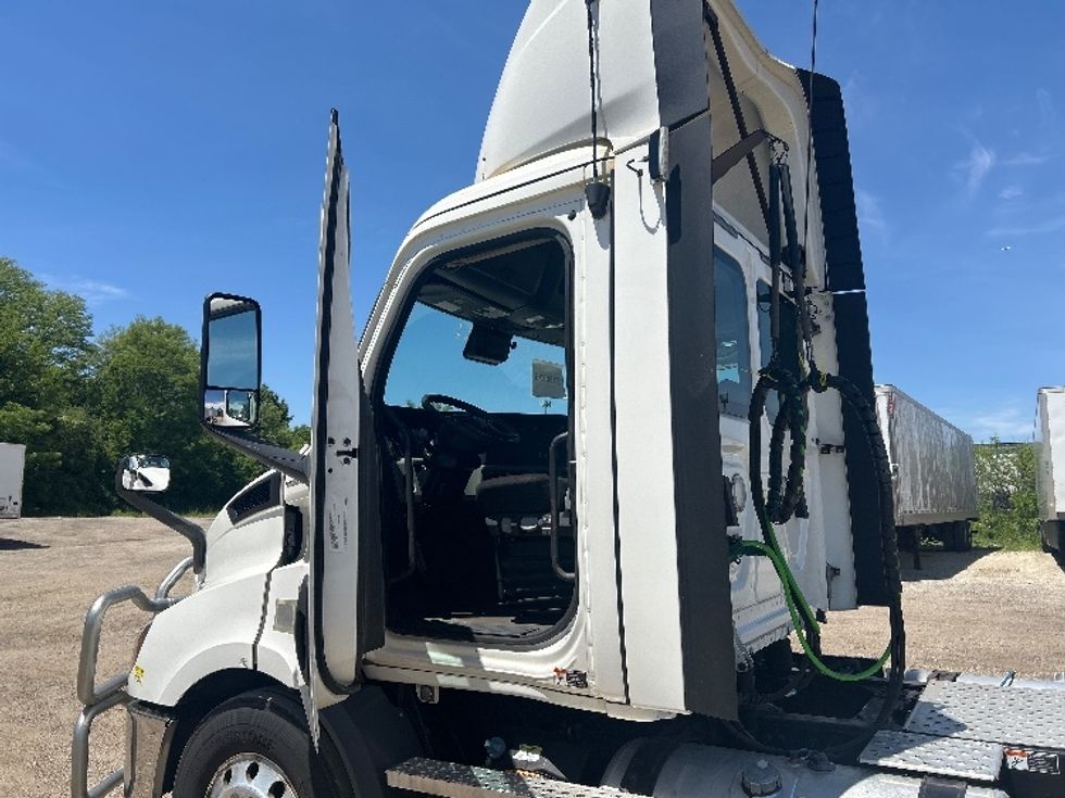 Day Cab Tractor-Heavy Duty Tractors-Freightliner-2021-T11664ST-La Porte-IN-595,760\n\t\tmiles-$ 29,500 - Image 10