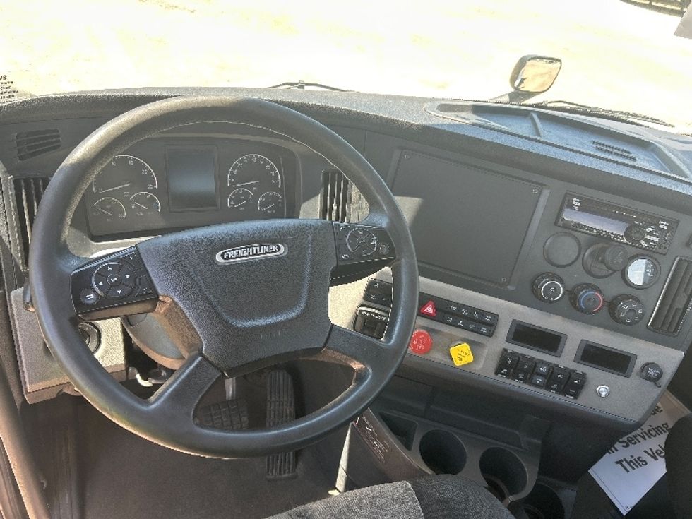 Day Cab Tractor-Heavy Duty Tractors-Freightliner-2021-T11664ST-La Porte-IN-595,760\n\t\tmiles-$ 29,500 - Image 11