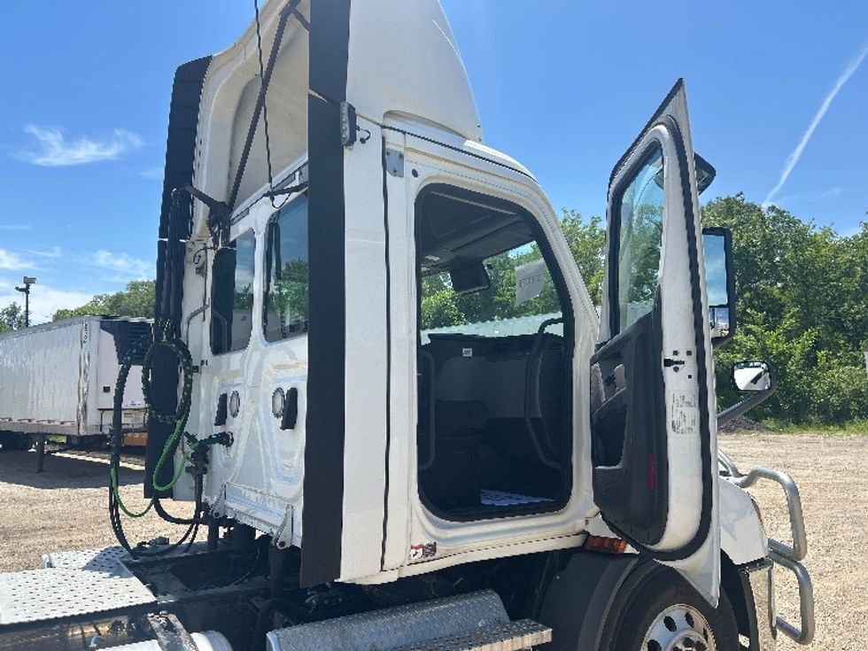 Day Cab Tractor-Heavy Duty Tractors-Freightliner-2021-T11664ST-La Porte-IN-595,760\n\t\tmiles-$ 29,500 - Image 12