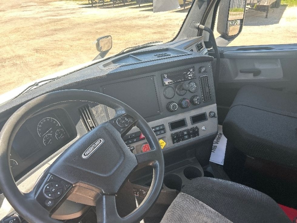 Day Cab Tractor-Heavy Duty Tractors-Freightliner-2021-T11664ST-La Porte-IN-595,760\n\t\tmiles-$ 29,500 - Image 7