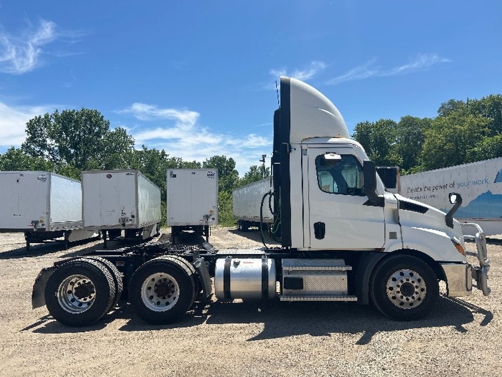 Day Cab Tractor-Heavy Duty Tractors-Freightliner-2021-T11664ST-La Porte-IN-595,760\n\t\tmiles-$ 29,500 - Image 9