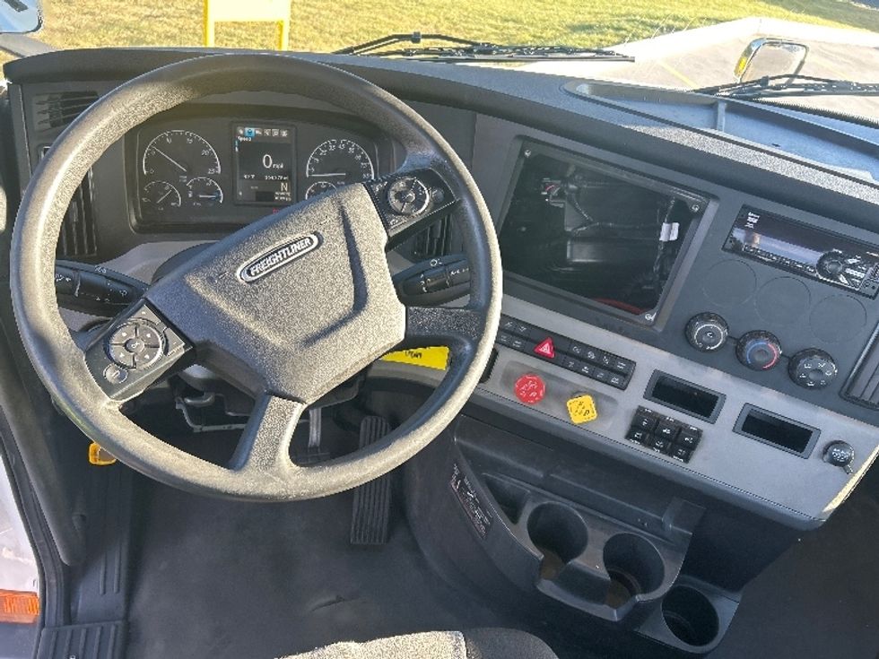 Day Cab Tractor-Heavy Duty Tractors-Freightliner-2021-T11664ST-Lansing-MI-364,376\n\t\tmiles-$ 55,250 - Image 11