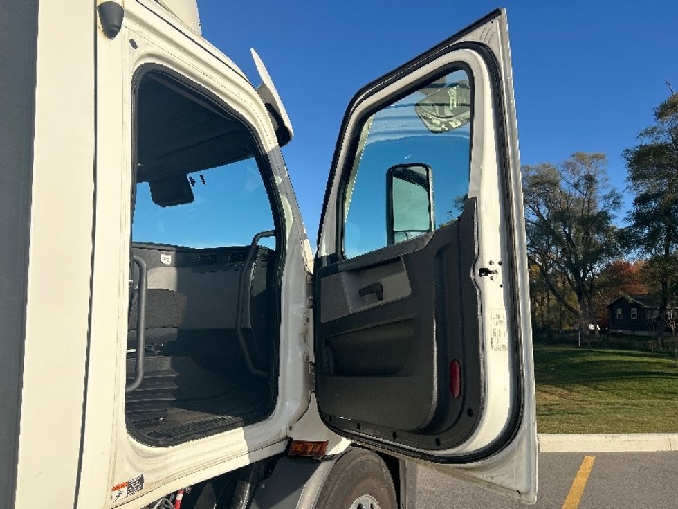 Day Cab Tractor-Heavy Duty Tractors-Freightliner-2021-T11664ST-Lansing-MI-364,376\n\t\tmiles-$ 55,250 - Image 12