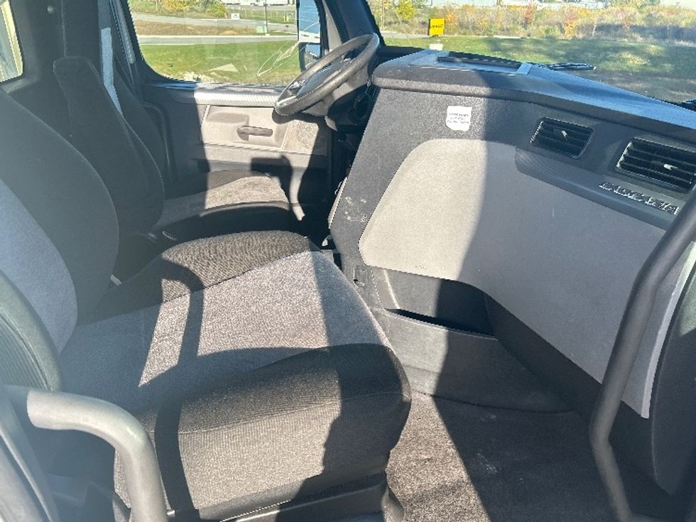 Day Cab Tractor-Heavy Duty Tractors-Freightliner-2021-T11664ST-Lansing-MI-364,376\n\t\tmiles-$ 55,250 - Image 14