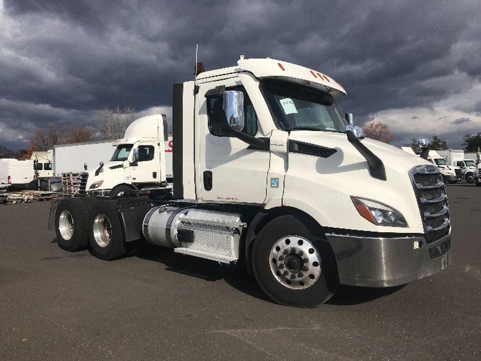 Day Cab Tractor-Heavy Duty Tractors-Freightliner-2021-T11664ST-Linden-NJ-361,184\n\t\tmiles-$ 57,250 - Image 1