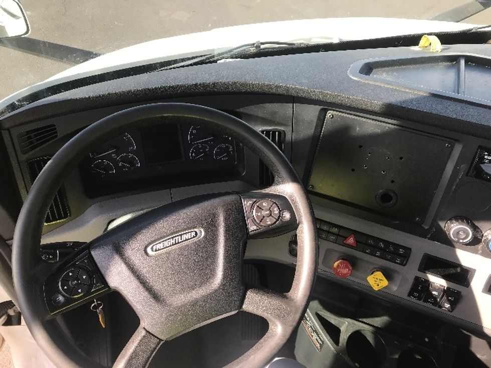 Day Cab Tractor-Heavy Duty Tractors-Freightliner-2021-T11664ST-Linden-NJ-361,184\n\t\tmiles-$ 57,250 - Image 11