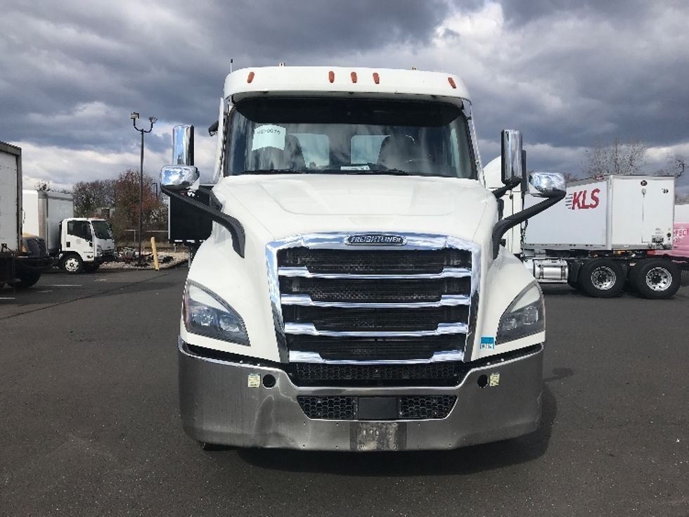 Day Cab Tractor-Heavy Duty Tractors-Freightliner-2021-T11664ST-Linden-NJ-361,184\n\t\tmiles-$ 57,250 - Image 2