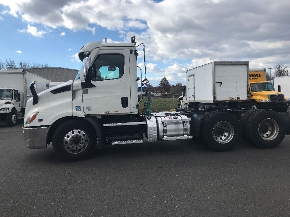 Day Cab Tractor-Heavy Duty Tractors-Freightliner-2021-T11664ST-Linden-NJ-361,184\n\t\tmiles-$ 57,250 - Image 4