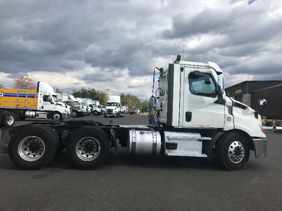 Day Cab Tractor-Heavy Duty Tractors-Freightliner-2021-T11664ST-Linden-NJ-361,184\n\t\tmiles-$ 57,250 - Image 8