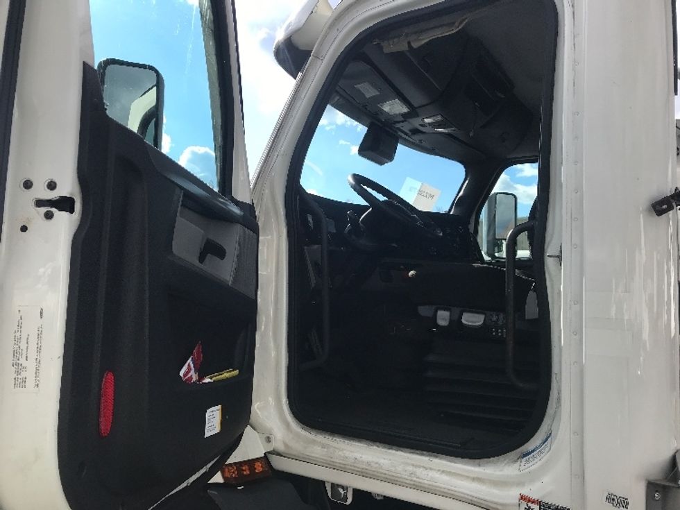 Day Cab Tractor-Heavy Duty Tractors-Freightliner-2021-T11664ST-Linden-NJ-361,184\n\t\tmiles-$ 57,250 - Image 9
