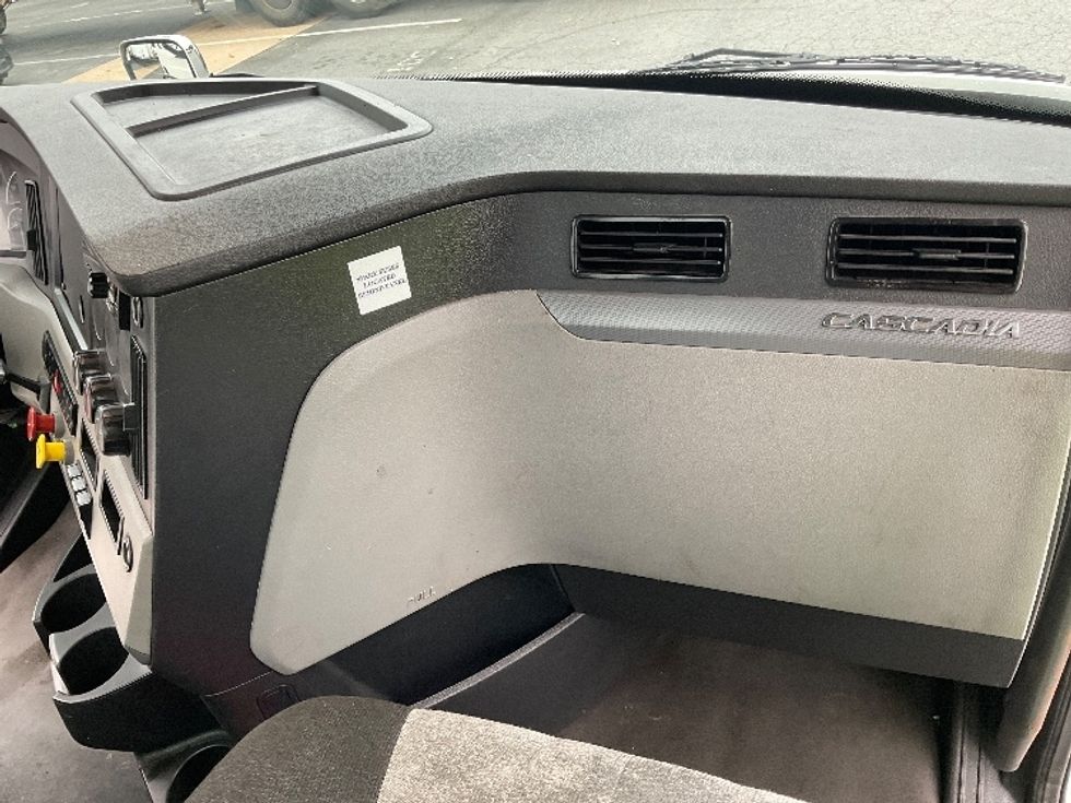 Day Cab Tractor-Heavy Duty Tractors-Freightliner-2021-T11664ST-Little Rock-AR-530,590\n\t\tmiles-$ 45,000 - Image 13