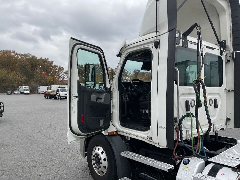 Day Cab Tractor-Heavy Duty Tractors-Freightliner-2021-T11664ST-Little Rock-AR-530,590\n\t\tmiles-$ 45,000 - Image 9