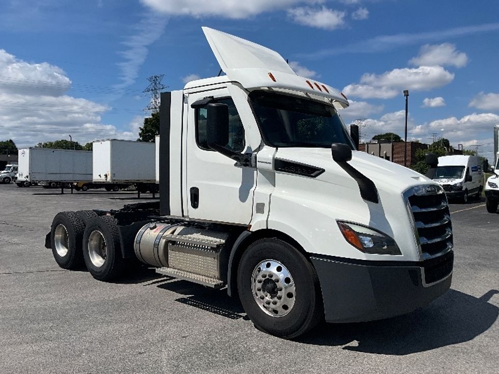 Day Cab Tractor-Heavy Duty Tractors-Freightliner-2021-T11664ST-London-ON-314,825\n\t\tkm-$ 83,250 - Image 1