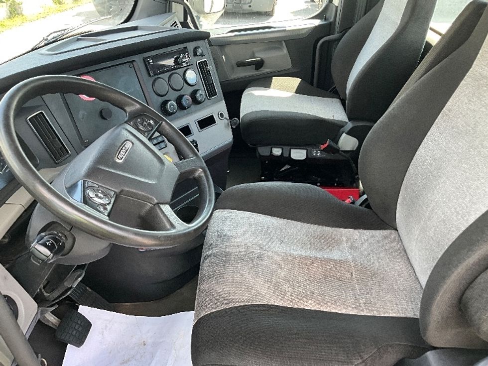 Day Cab Tractor-Heavy Duty Tractors-Freightliner-2021-T11664ST-London-ON-314,825\n\t\tkm-$ 83,250 - Image 10