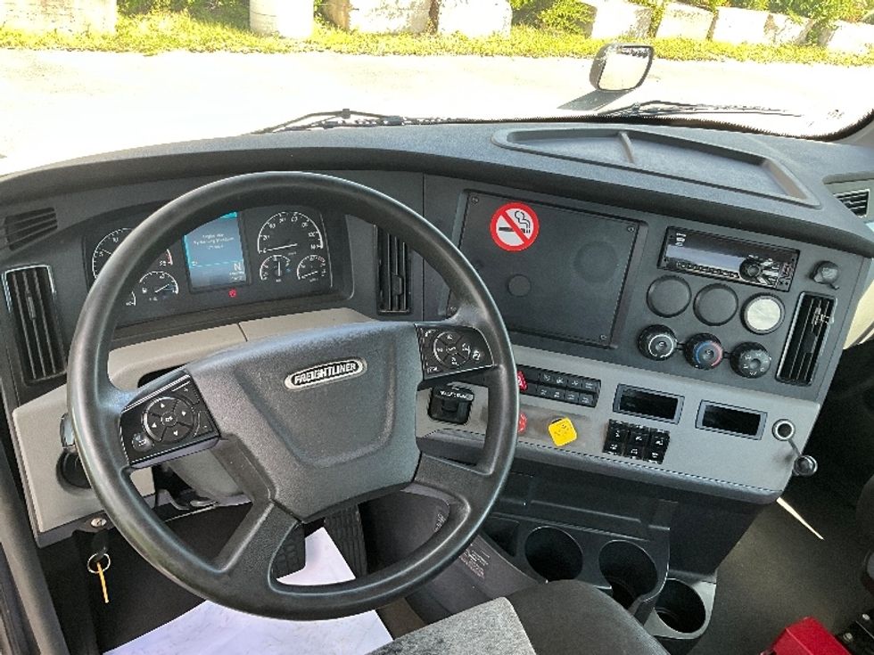 Day Cab Tractor-Heavy Duty Tractors-Freightliner-2021-T11664ST-London-ON-314,825\n\t\tkm-$ 83,250 - Image 11