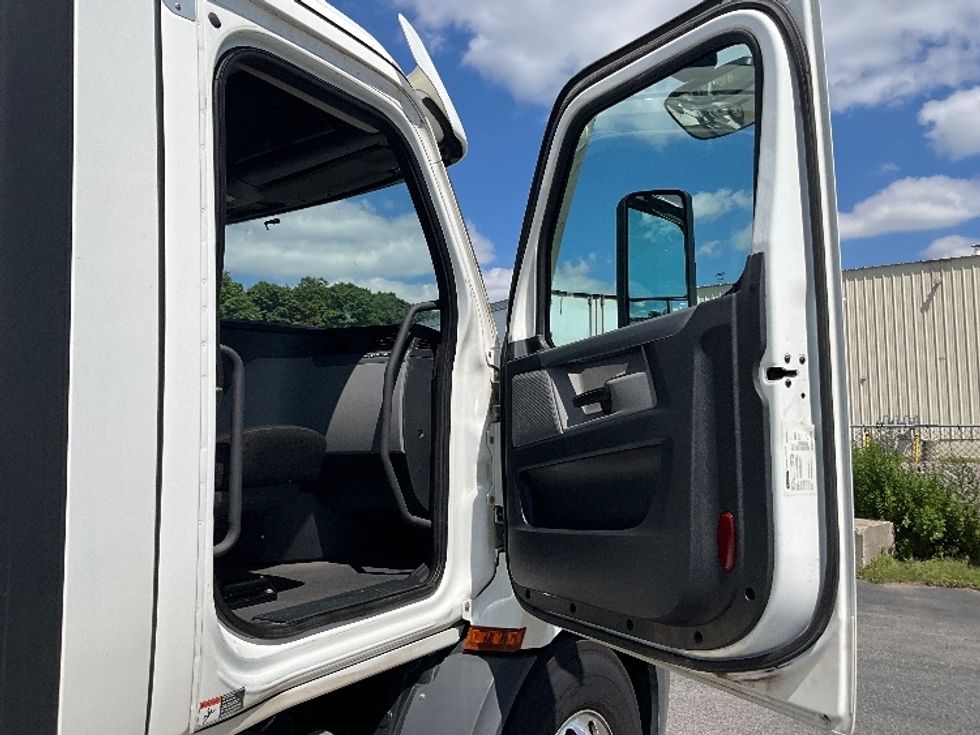 Day Cab Tractor-Heavy Duty Tractors-Freightliner-2021-T11664ST-London-ON-314,825\n\t\tkm-$ 83,250 - Image 12