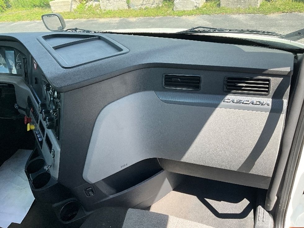 Day Cab Tractor-Heavy Duty Tractors-Freightliner-2021-T11664ST-London-ON-314,825\n\t\tkm-$ 83,250 - Image 13