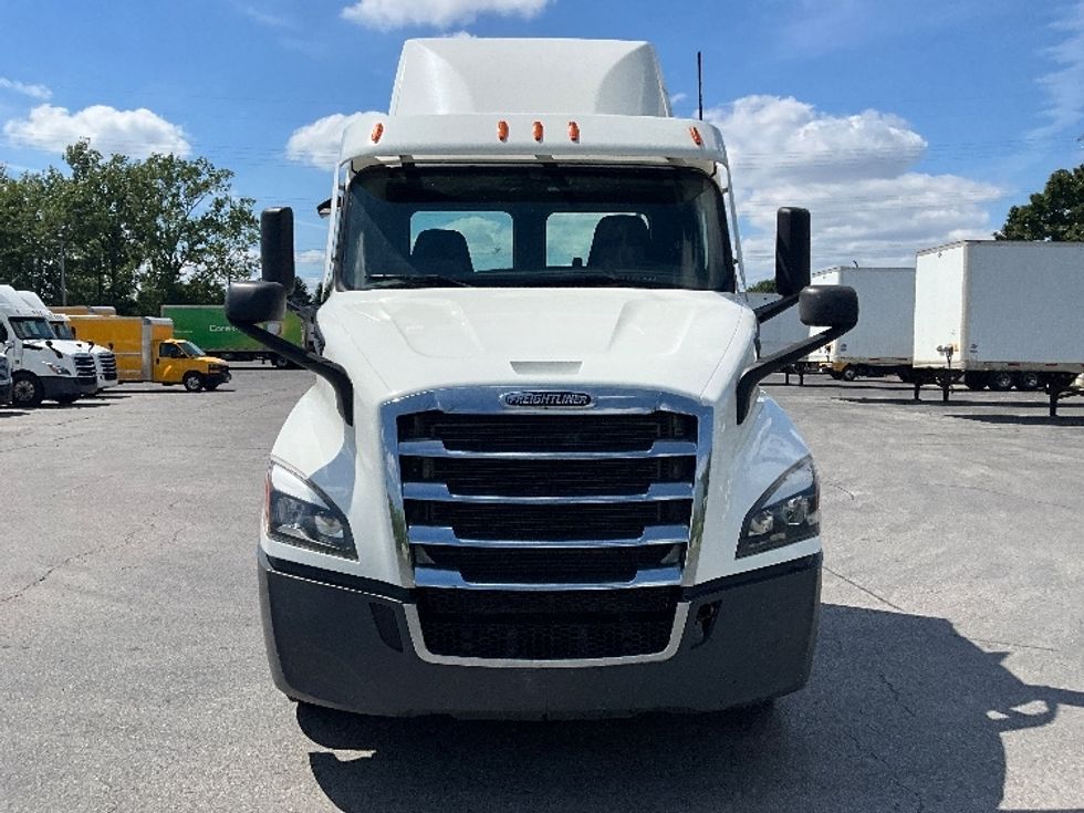 Day Cab Tractor-Heavy Duty Tractors-Freightliner-2021-T11664ST-London-ON-314,825\n\t\tkm-$ 83,250 - Image 2
