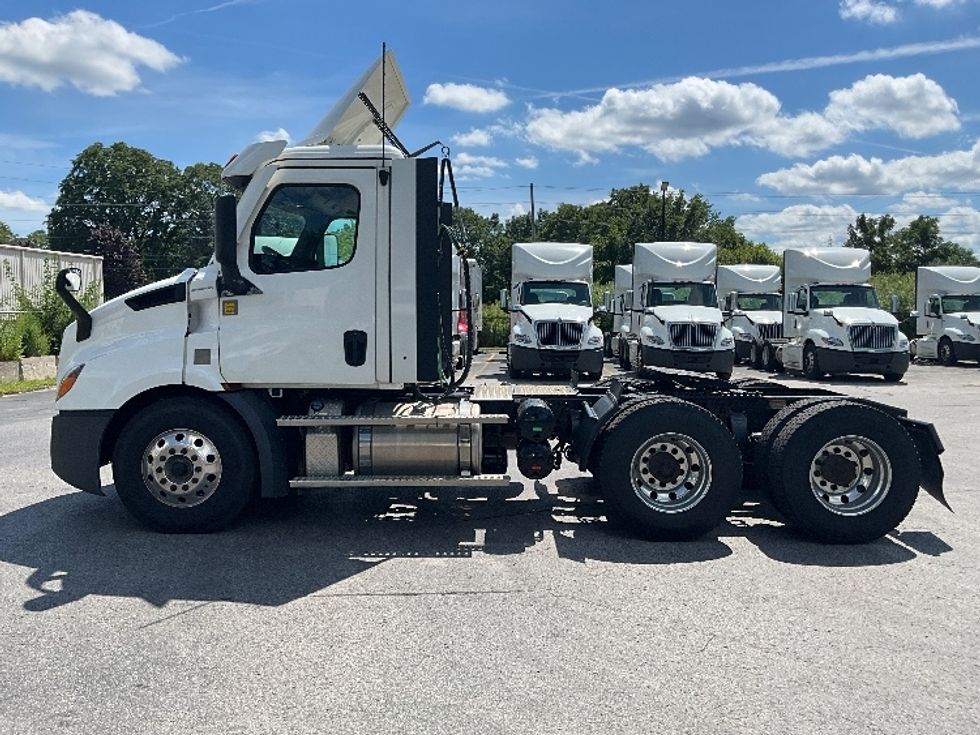 Day Cab Tractor-Heavy Duty Tractors-Freightliner-2021-T11664ST-London-ON-314,825\n\t\tkm-$ 83,250 - Image 4