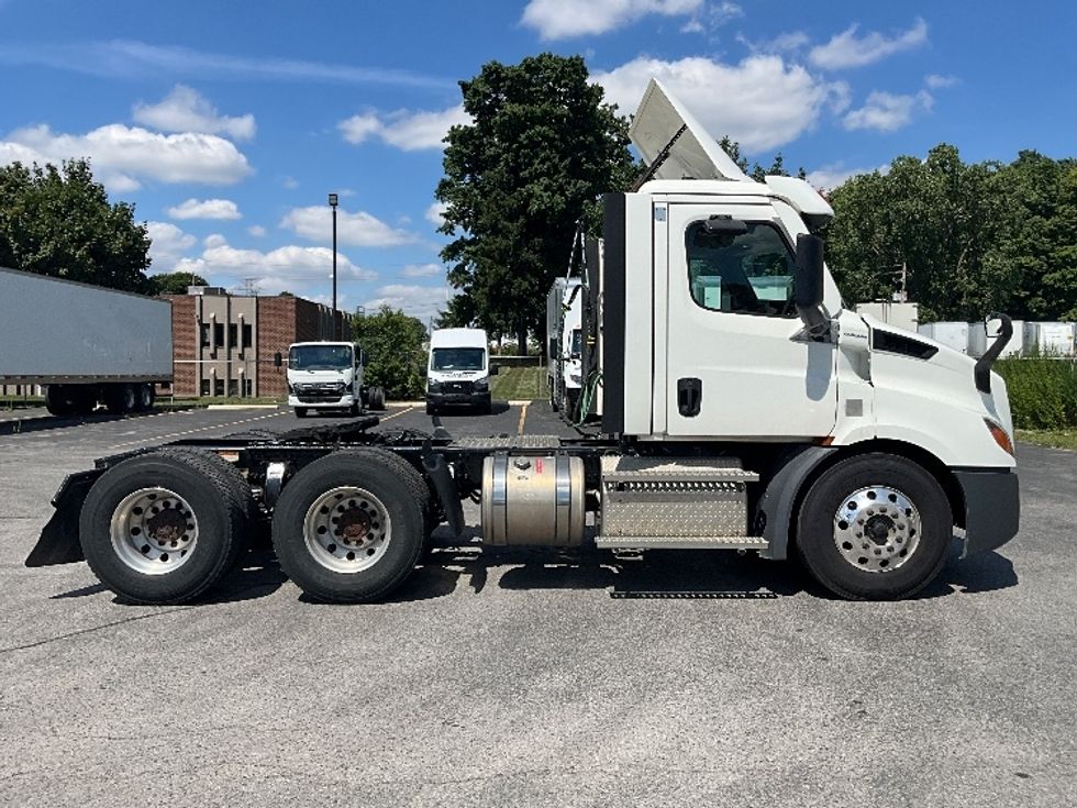 Day Cab Tractor-Heavy Duty Tractors-Freightliner-2021-T11664ST-London-ON-314,825\n\t\tkm-$ 83,250 - Image 8